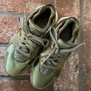 Nike Women's Size 6.5 Palm Green Huaraches